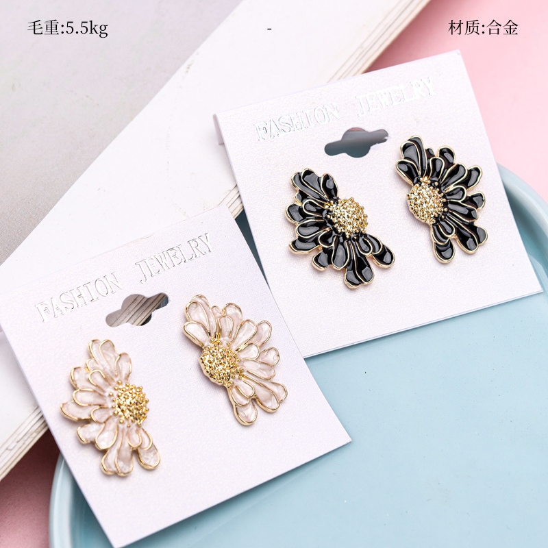 Delicada Gota de Aceite Pendientes Chrysanthemum Stud