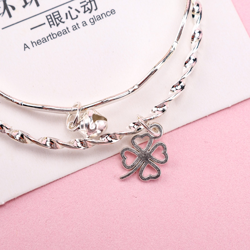 Dos Colgadores de Plata Se Desmoronan Alrededor de la Pulsera de Flores 4