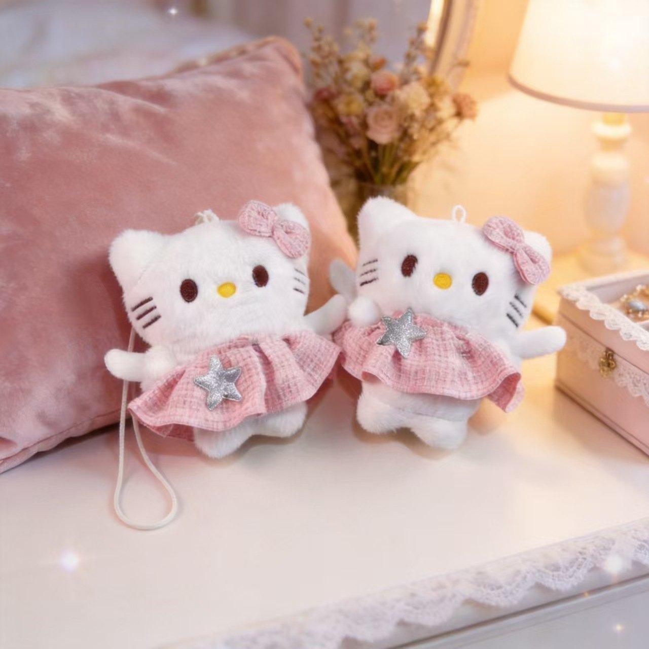 Colgante KT de Alas de Ángel Plush