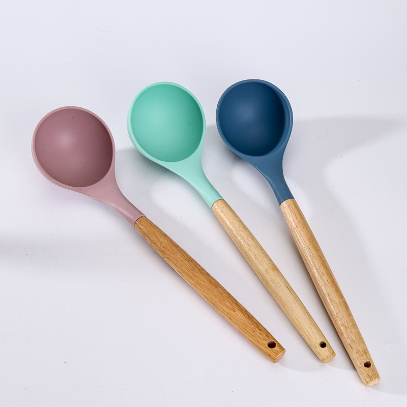 Valiente Cuchara de Sopa de Silicona Con Mango de Madera 3