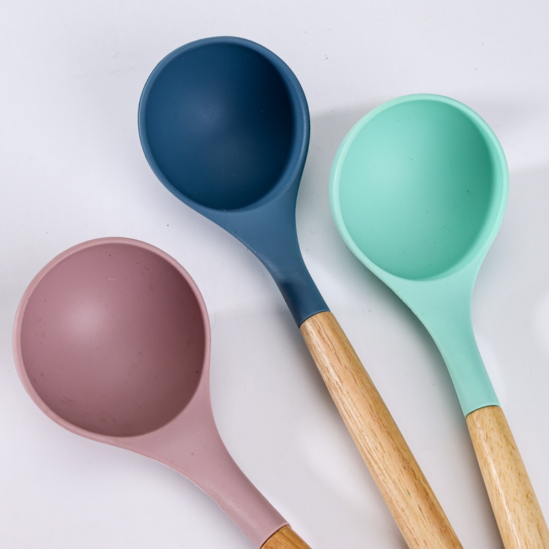 Valiente Cuchara de Sopa de Silicona Con Mango de Madera 4
